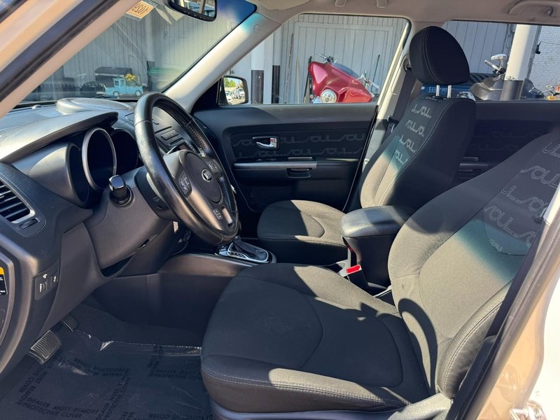 Kia Soul Vehicle Full-screen Gallery Image 9