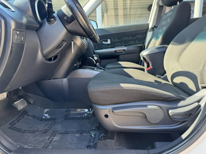 Kia Soul Vehicle Full-screen Gallery Image 13