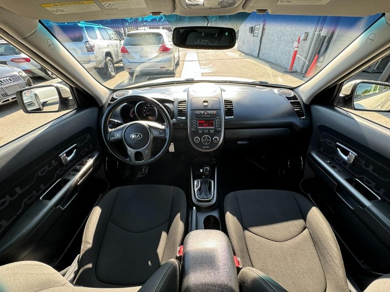 Kia Soul Vehicle Full-screen Gallery Image 16