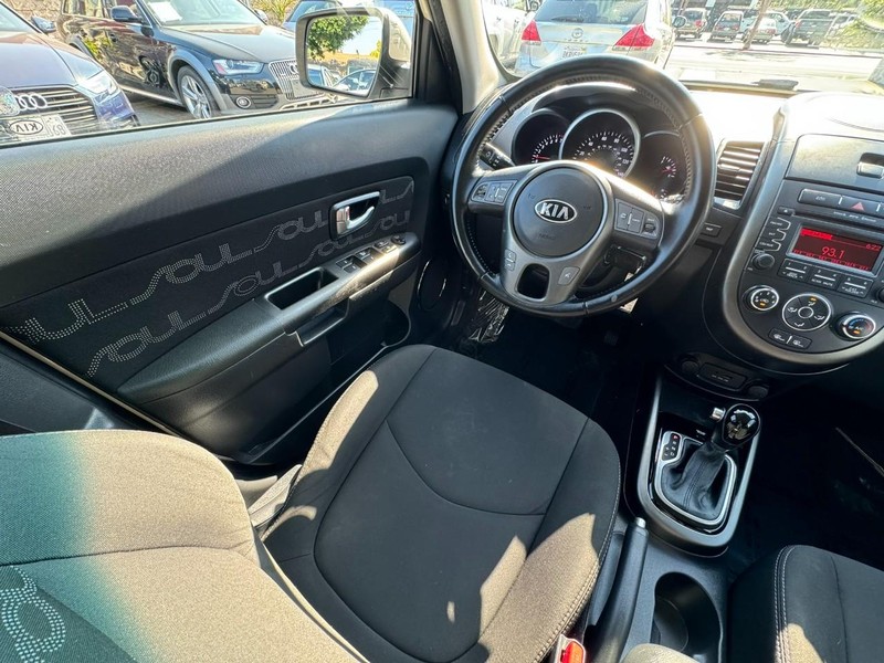 Kia Soul Vehicle Full-screen Gallery Image 17