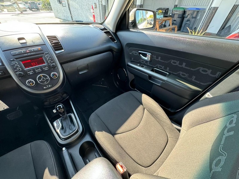 Kia Soul Vehicle Full-screen Gallery Image 18