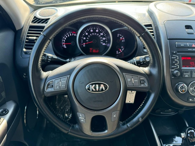 Kia Soul Vehicle Full-screen Gallery Image 22