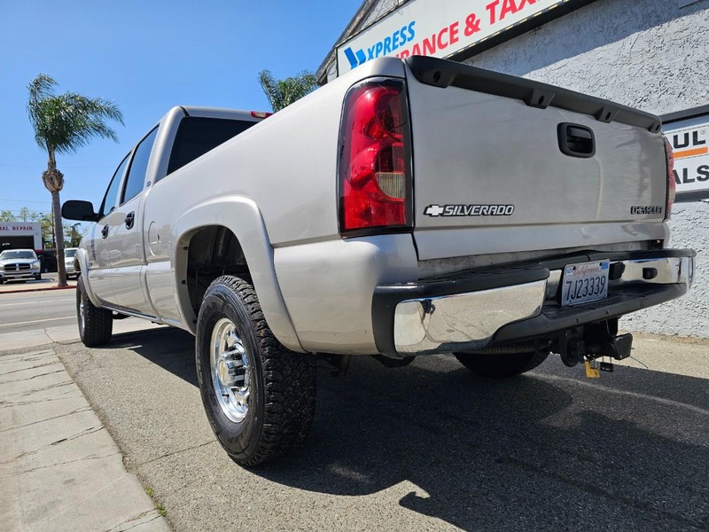 Chevrolet Silverado 2500 Crew Cab Vehicle Full-screen Gallery Image 3