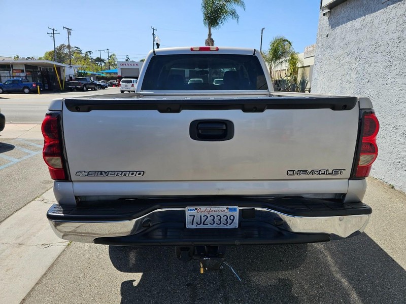 Chevrolet Silverado 2500 Crew Cab Vehicle Full-screen Gallery Image 4