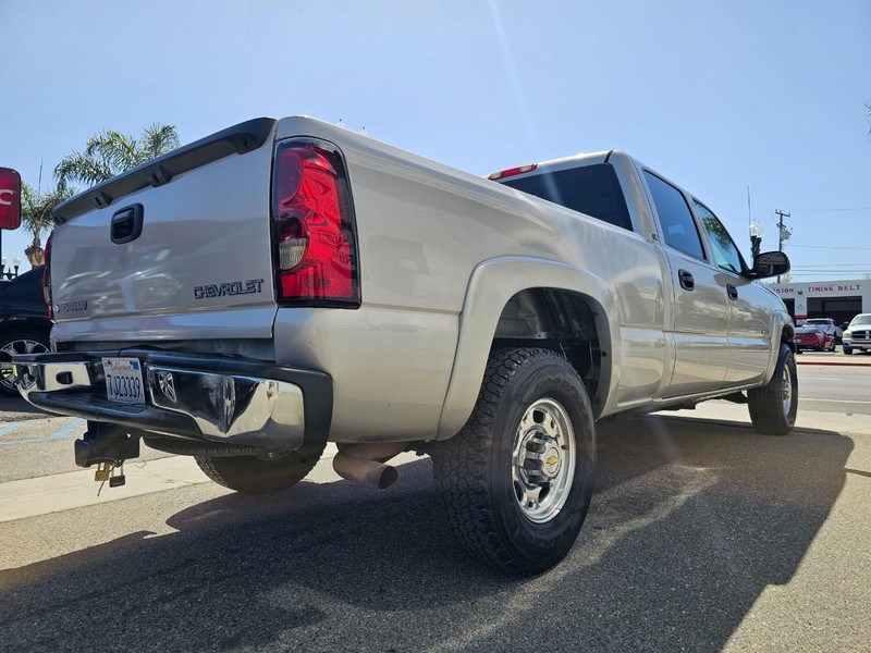 Chevrolet Silverado 2500 Crew Cab Vehicle Full-screen Gallery Image 5