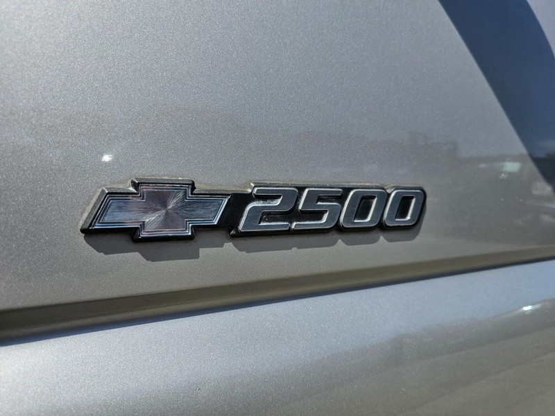 Chevrolet Silverado 2500 Crew Cab Vehicle Full-screen Gallery Image 8