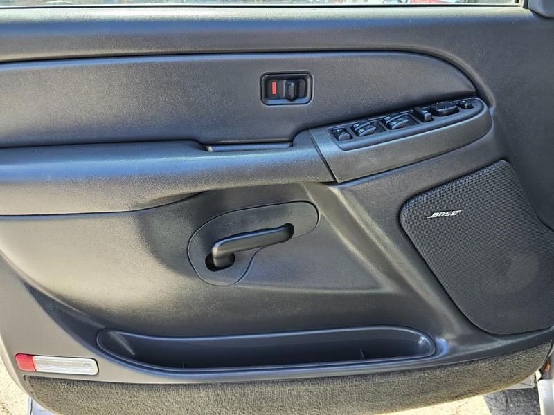 Chevrolet Silverado 2500 Crew Cab Vehicle Full-screen Gallery Image 10