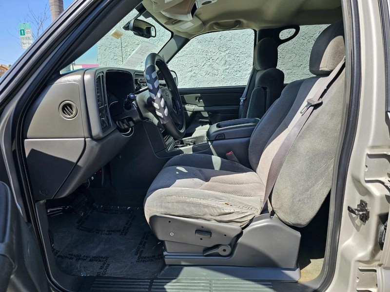 Chevrolet Silverado 2500 Crew Cab Vehicle Full-screen Gallery Image 11