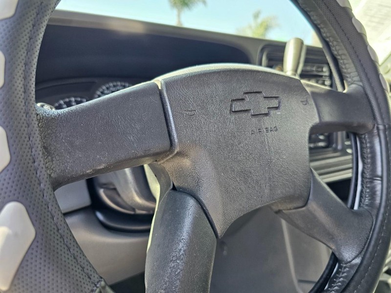 Chevrolet Silverado 2500 Crew Cab Vehicle Full-screen Gallery Image 13