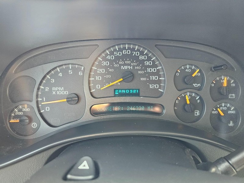 Chevrolet Silverado 2500 Crew Cab Vehicle Full-screen Gallery Image 15