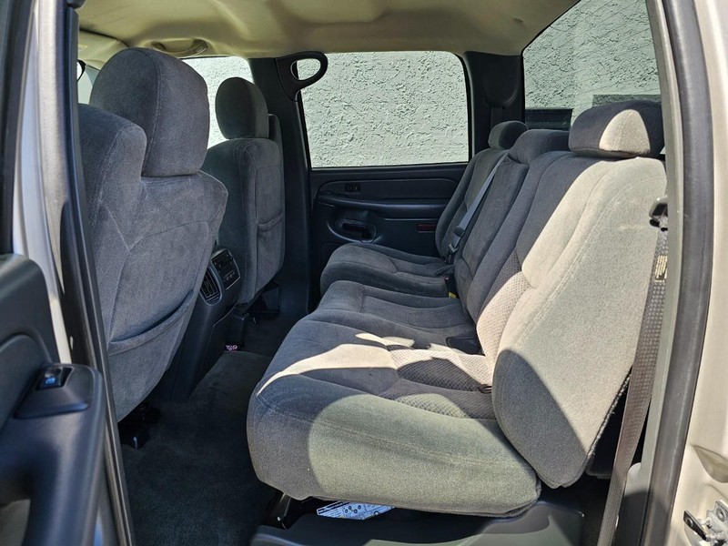 Chevrolet Silverado 2500 Crew Cab Vehicle Full-screen Gallery Image 16