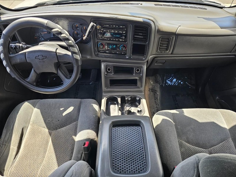 Chevrolet Silverado 2500 Crew Cab Vehicle Full-screen Gallery Image 17