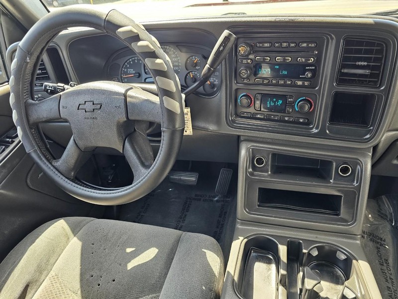 Chevrolet Silverado 2500 Crew Cab Vehicle Full-screen Gallery Image 18