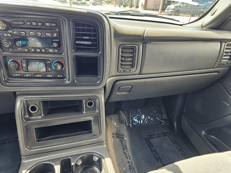 Chevrolet Silverado 2500 Crew Cab Vehicle Full-screen Gallery Image 19