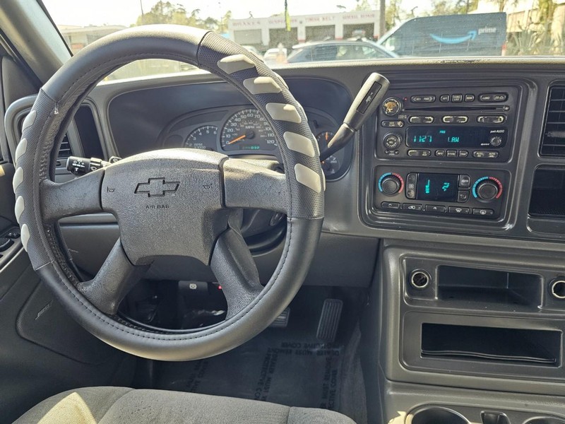Chevrolet Silverado 2500 Crew Cab Vehicle Full-screen Gallery Image 20
