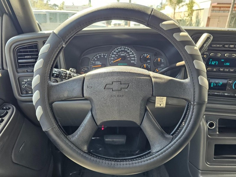 Chevrolet Silverado 2500 Crew Cab Vehicle Full-screen Gallery Image 21