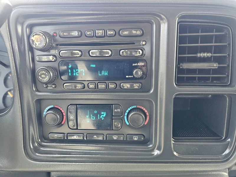 Chevrolet Silverado 2500 Crew Cab Vehicle Full-screen Gallery Image 23