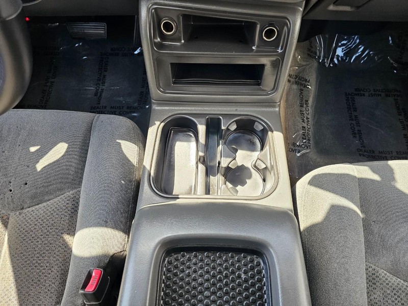 Chevrolet Silverado 2500 Crew Cab Vehicle Full-screen Gallery Image 24