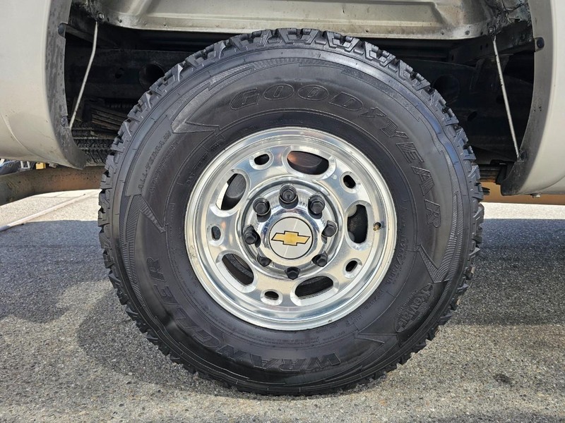Chevrolet Silverado 2500 Crew Cab Vehicle Full-screen Gallery Image 25