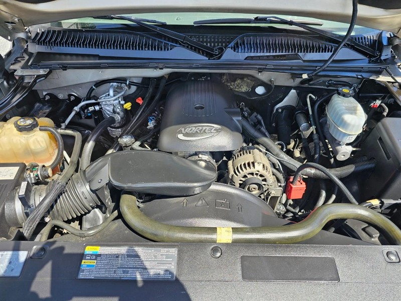 Chevrolet Silverado 2500 Crew Cab Vehicle Full-screen Gallery Image 27