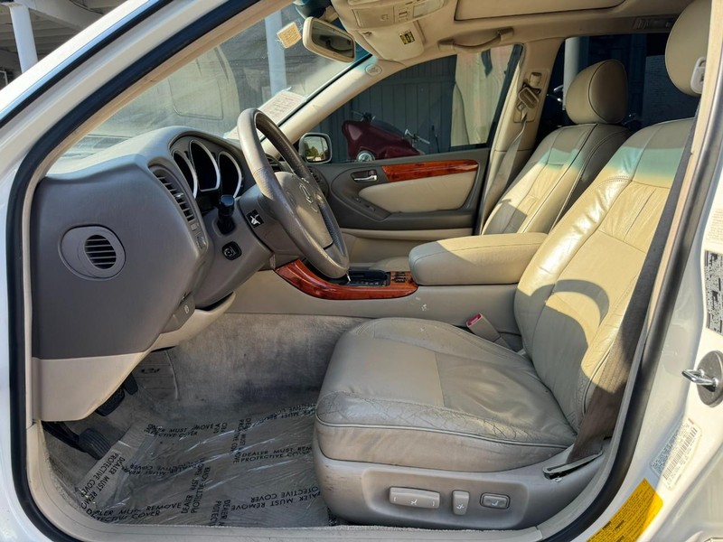 Lexus GS 300 Vehicle Full-screen Gallery Image 11
