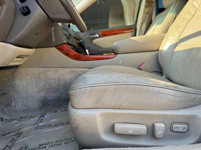 Lexus GS 300 Vehicle Full-screen Gallery Image 12