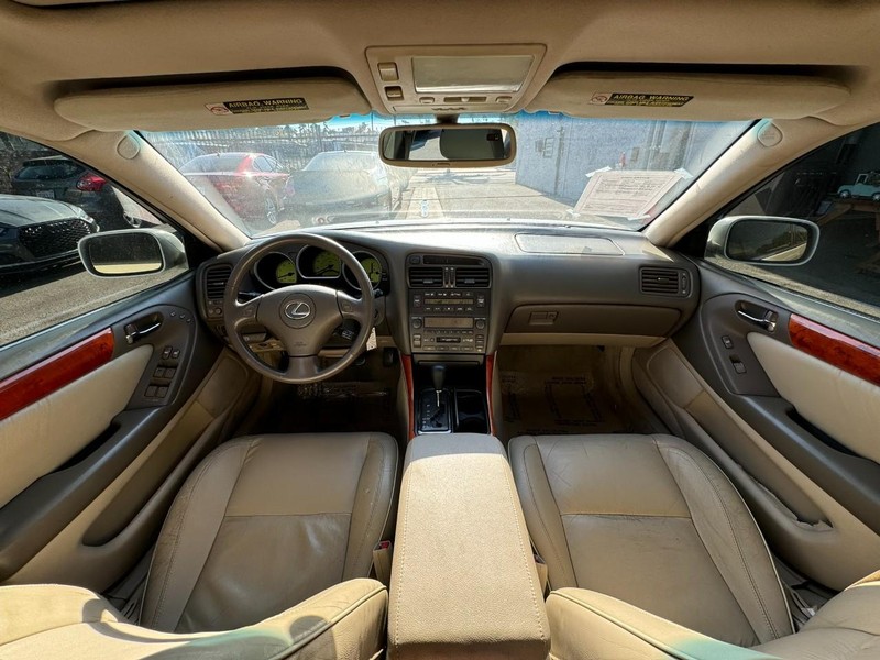 Lexus GS 300 Vehicle Full-screen Gallery Image 13