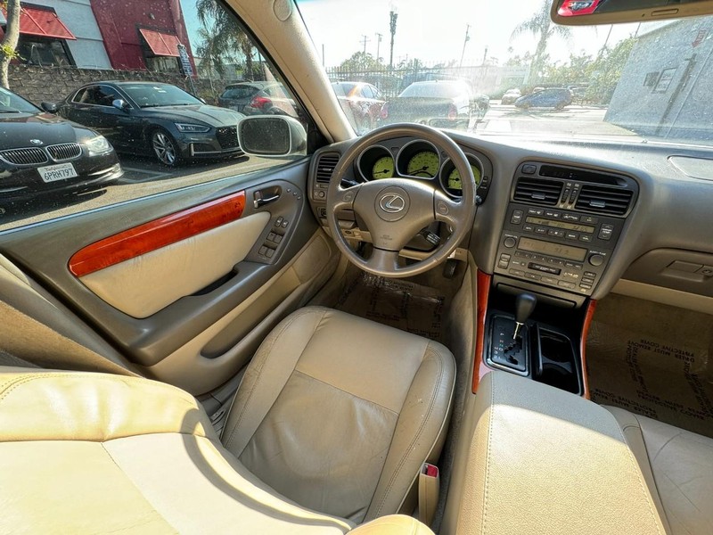 Lexus GS 300 Vehicle Full-screen Gallery Image 14