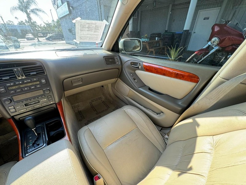 Lexus GS 300 Vehicle Full-screen Gallery Image 15