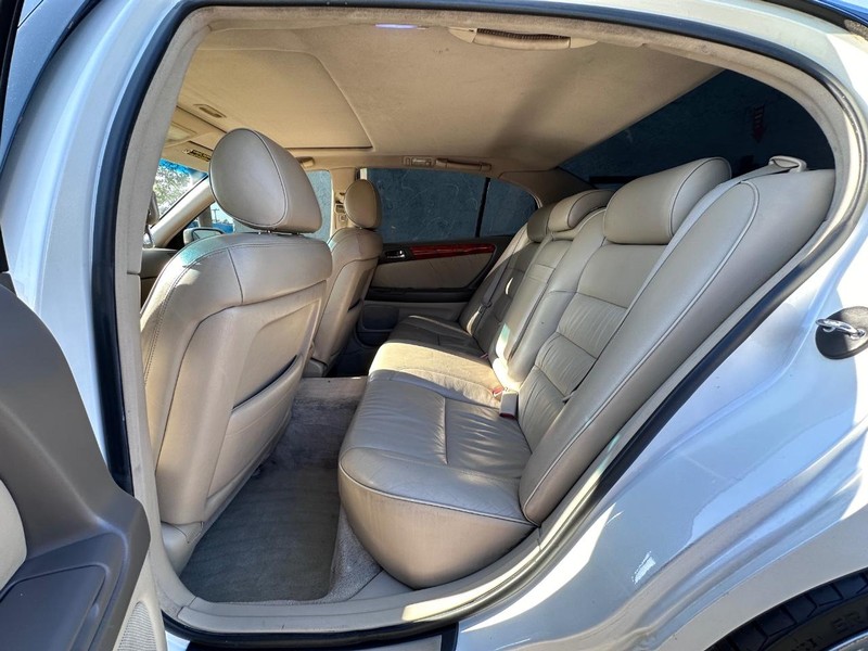 Lexus GS 300 Vehicle Full-screen Gallery Image 16