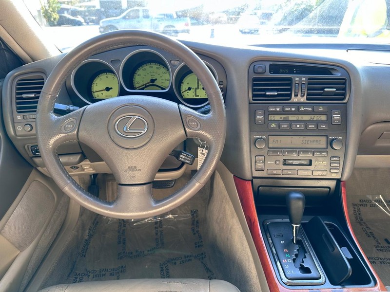 Lexus GS 300 Vehicle Full-screen Gallery Image 17