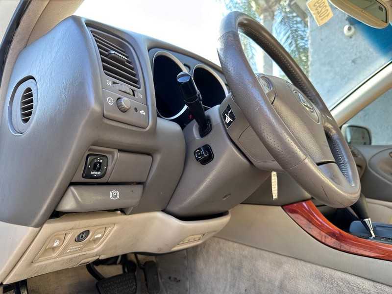 Lexus GS 300 Vehicle Full-screen Gallery Image 21