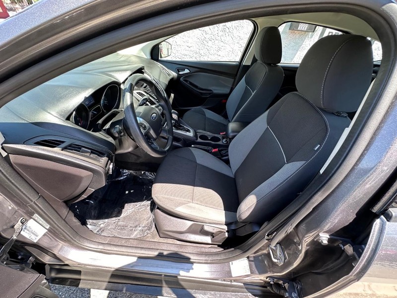 Ford Focus Vehicle Full-screen Gallery Image 9
