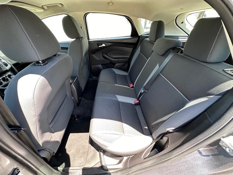 Ford Focus Vehicle Full-screen Gallery Image 10