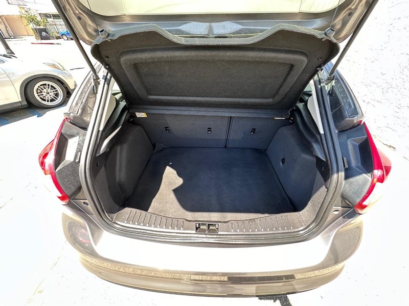 Ford Focus Vehicle Full-screen Gallery Image 11