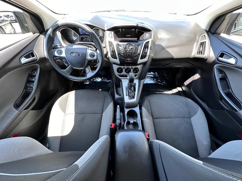 Ford Focus Vehicle Full-screen Gallery Image 12