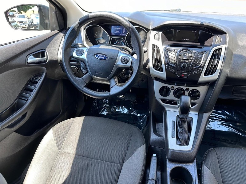 Ford Focus Vehicle Full-screen Gallery Image 13