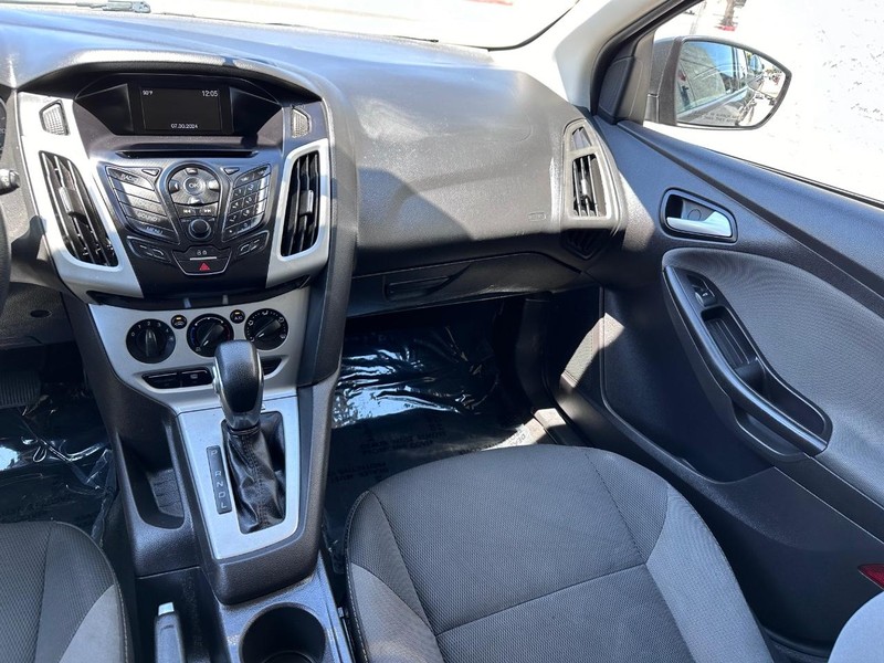 Ford Focus Vehicle Full-screen Gallery Image 14