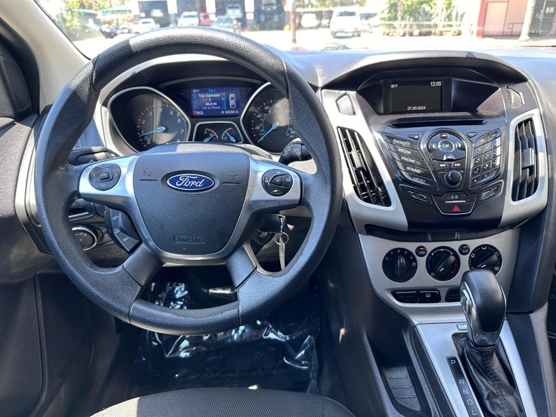 Ford Focus Vehicle Full-screen Gallery Image 15