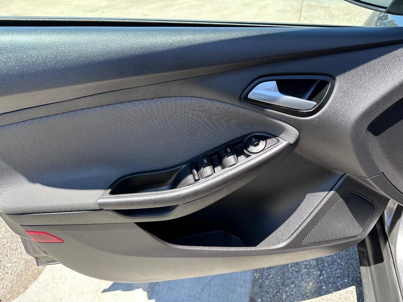 Ford Focus Vehicle Full-screen Gallery Image 19
