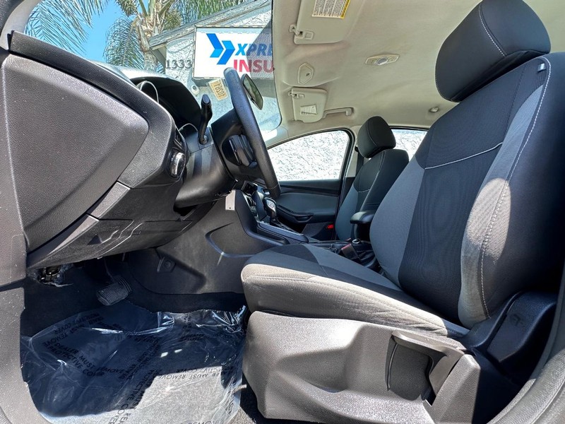 Ford Focus Vehicle Full-screen Gallery Image 20