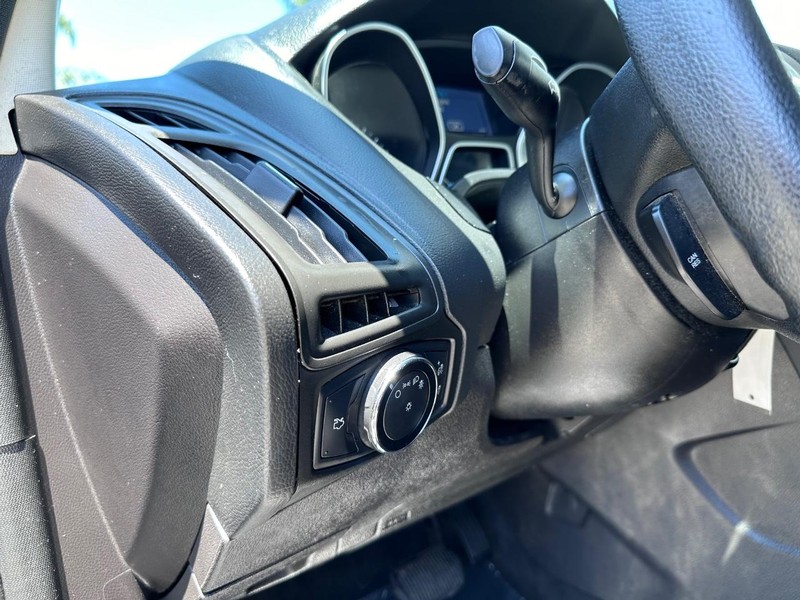 Ford Focus Vehicle Full-screen Gallery Image 21