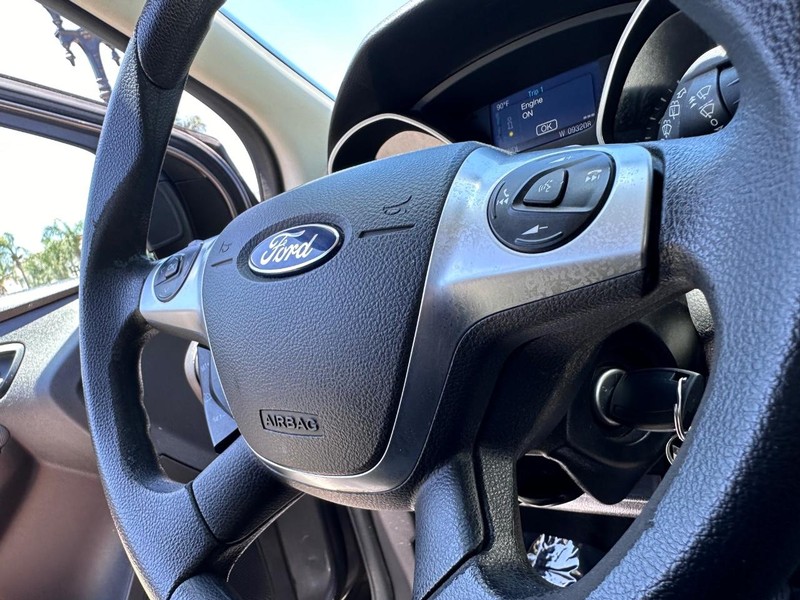 Ford Focus Vehicle Full-screen Gallery Image 23