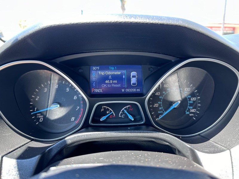 Ford Focus Vehicle Full-screen Gallery Image 24