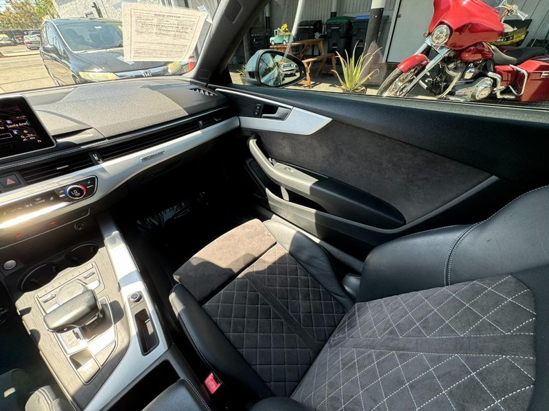 Audi S5 Coupe Vehicle Full-screen Gallery Image 19