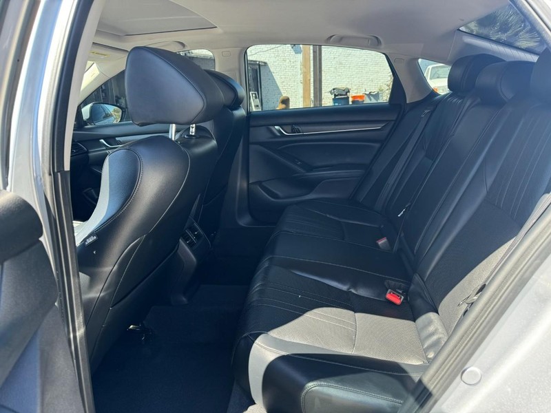 Honda Accord Sedan Vehicle Full-screen Gallery Image 11