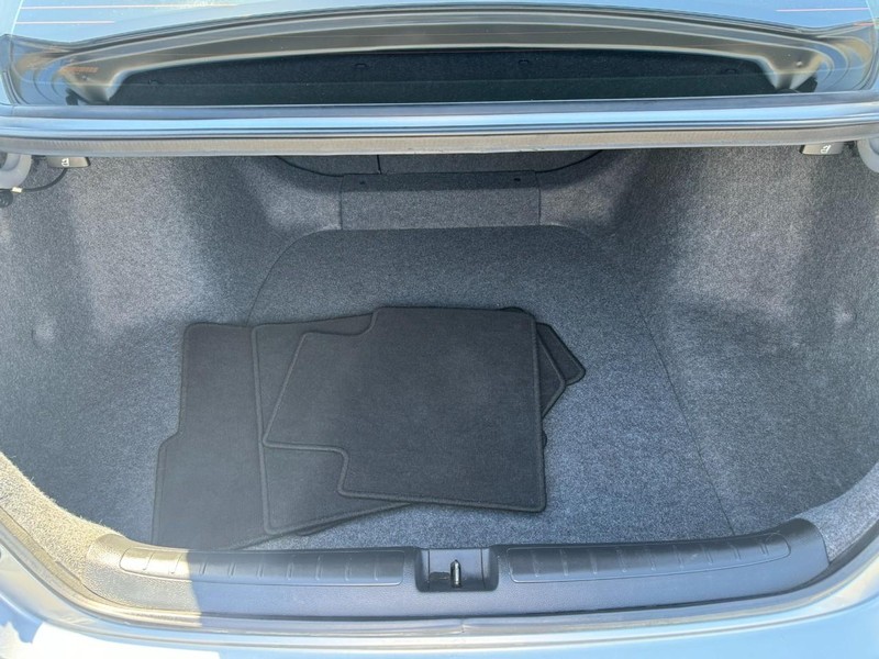 Honda Accord Sedan Vehicle Full-screen Gallery Image 12