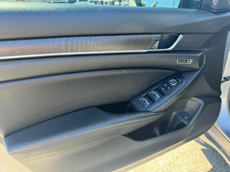 Honda Accord Sedan Vehicle Full-screen Gallery Image 13