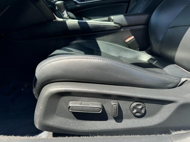 Honda Accord Sedan Vehicle Full-screen Gallery Image 14