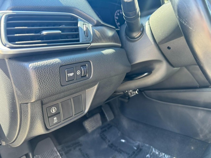 Honda Accord Sedan Vehicle Full-screen Gallery Image 15